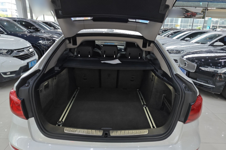 宝马3系GT 2019款 320i 时尚型机舱底盘23