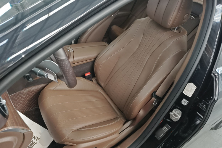 奔驰E级 2021款 改款 E 300 L 时尚型中控内饰19
