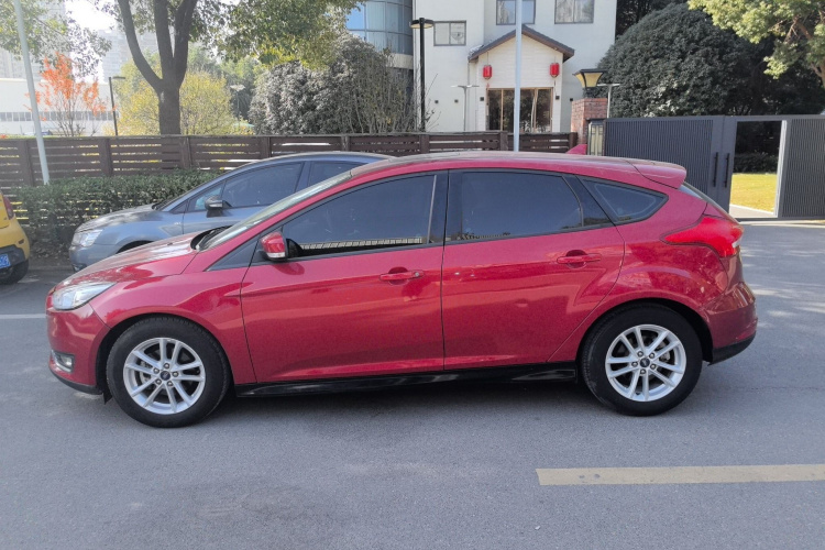 福特 福克斯 2018款 两厢经典 1.6L 自动风尚型智行版车身外观4