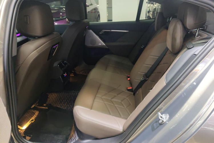 宝马5系 2024款 530Li 领先型 M运动套装中控内饰7004