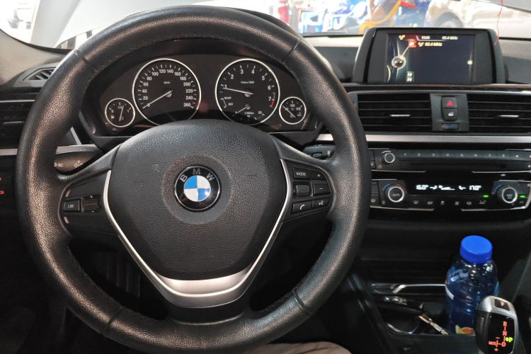 宝马3系 2016款 316Li 时尚型中控内饰12