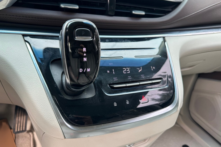 别克GL8 2020款 陆上公务舱 652T 豪华型中控内饰7003