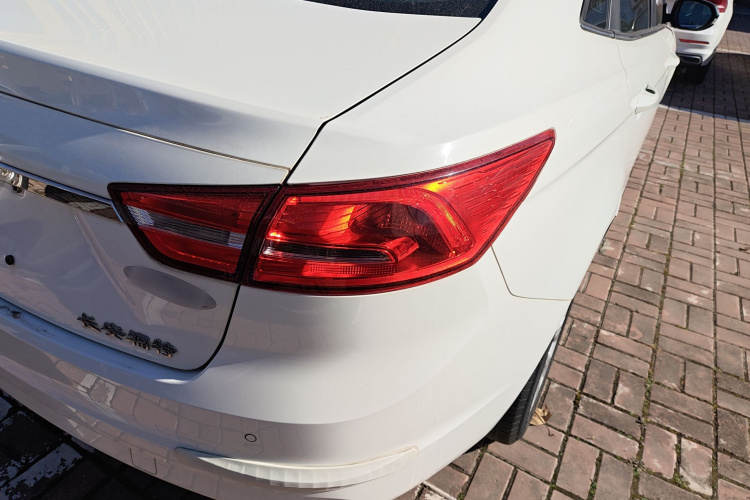 福特 福睿斯 2017款 幸福版 1.5L 手动时尚型车身外观9