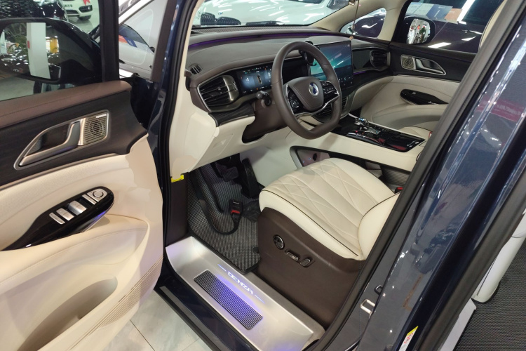 腾势D9 2024款 DM-i 980 四驱旗舰型中控内饰7003