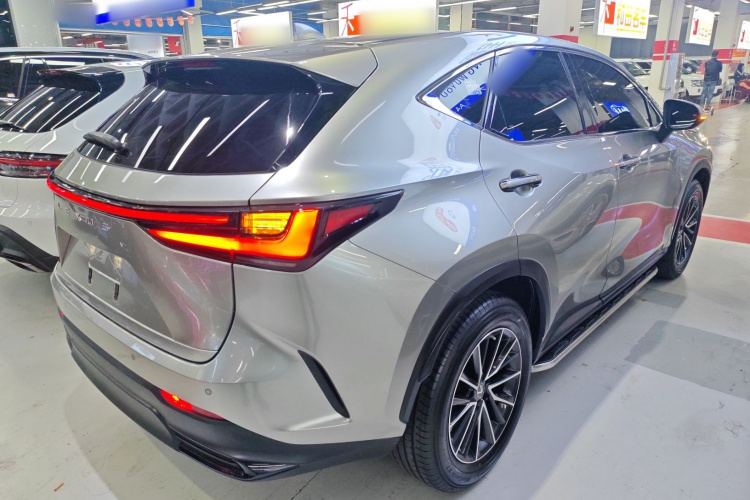 雷克萨斯NX 2022款 260 前驱 创驰版车身外观7