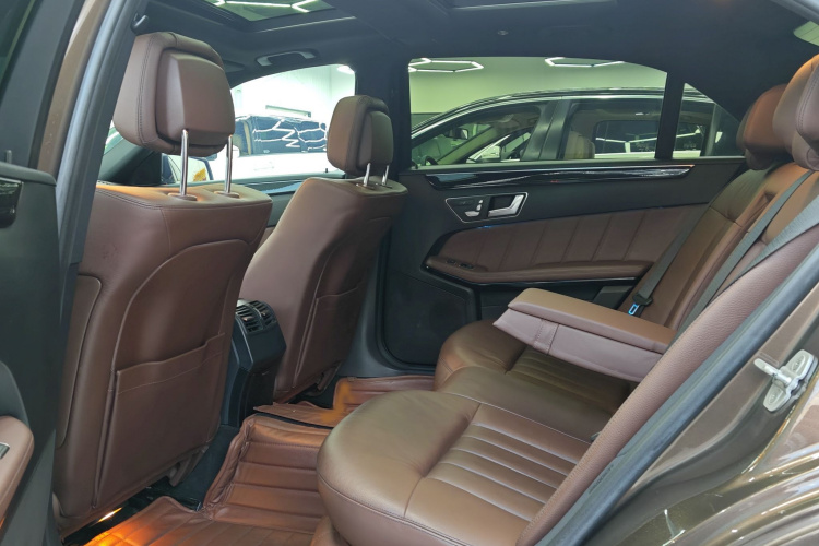 奔驰E级 2014款 改款 E 300 L 运动型中控内饰7005