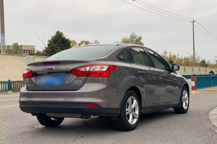 福特 福克斯 2012款 三厢 1.6L 自动风尚型车身外观6005