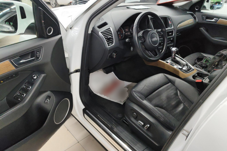 奥迪Q5 2013款 40 TFSI 豪华型中控内饰20