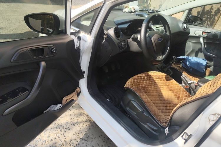 福特 嘉年华 2013款 两厢 1.5L 手动风尚型中控内饰20