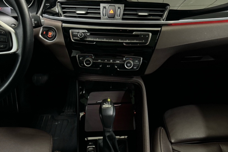 宝马X1 2018款 xDrive20Li 尊享型中控内饰7011