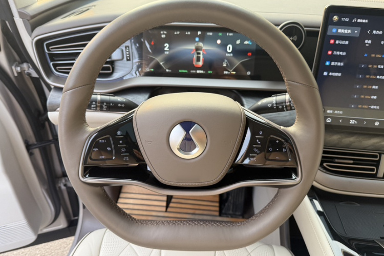 腾势D9 2022款 DM-i 1040 尊贵型中控内饰7010