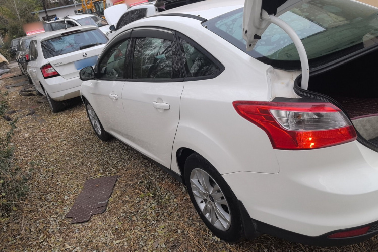 福特 福克斯 2012款 三厢 1.6L 自动舒适型车身外观4