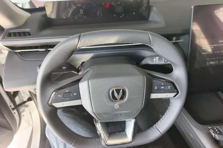 长安 逸动 2025款 蓝鲸 1.5T 500Bar尊贵型中控内饰13