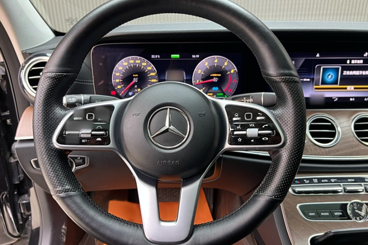 奔驰E级 2019款 E 350 L 4MATIC中控内饰7002