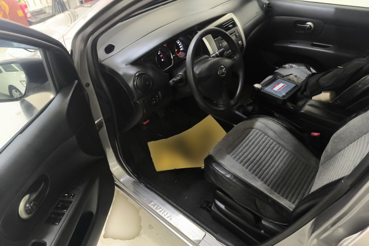 日产 骊威 2015款 1.6XE 手动舒适版中控内饰7003