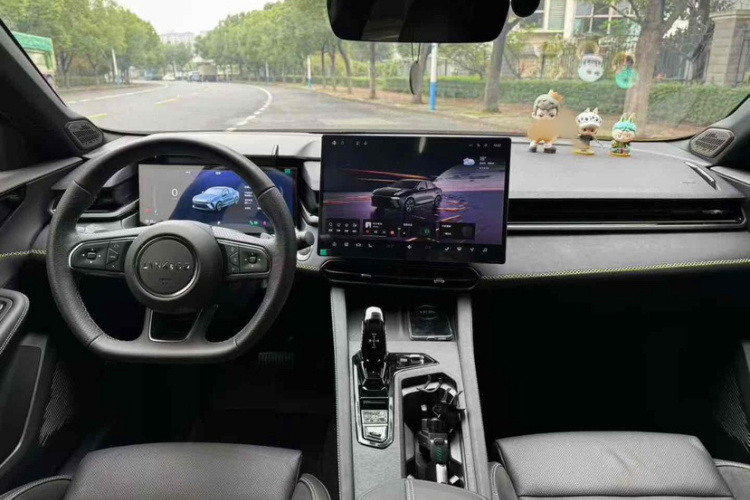 领克03 2025款 1.5TD DCT冠军版Pro中控内饰7003