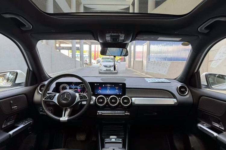 奔驰GLB 2024款 GLB 200 动感型中控内饰7001