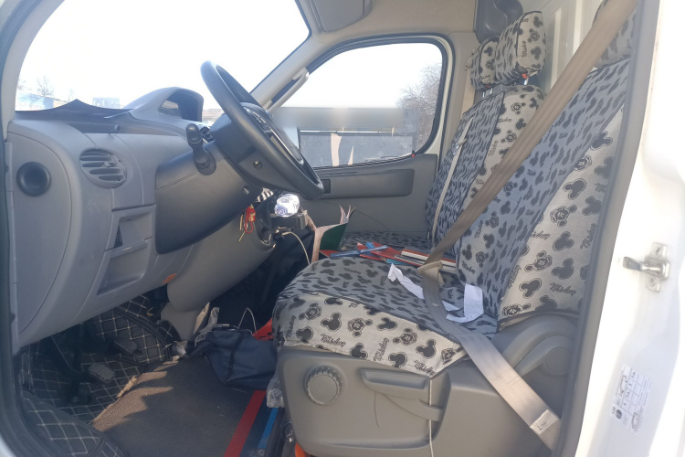 上汽大通MAXUS 新途V80 2021款 2.0T 手动经典城配王短轴中顶3座中控内饰21