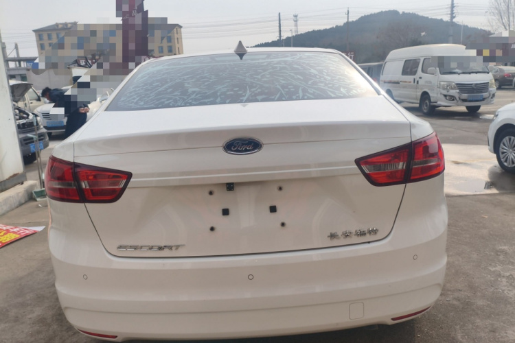 福特 福睿斯 2015款 1.5L 手动舒适型车身外观6