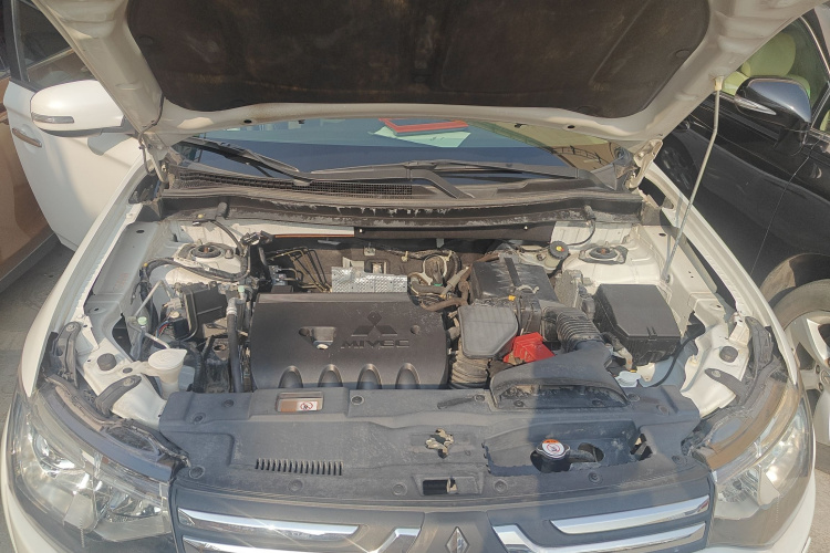 三菱 欧蓝德(进口) 2013款 2.4L 四驱豪华导航版 7座局部细节24