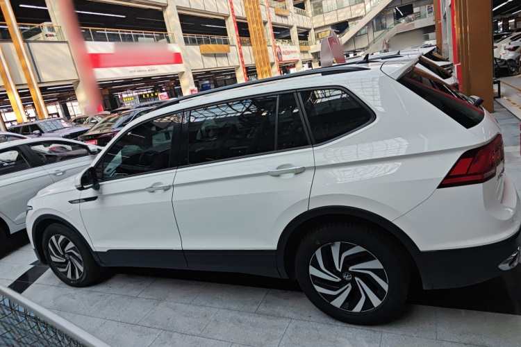 大众 途观L 2022款 330TSI 自动两驱舒享版车身外观4