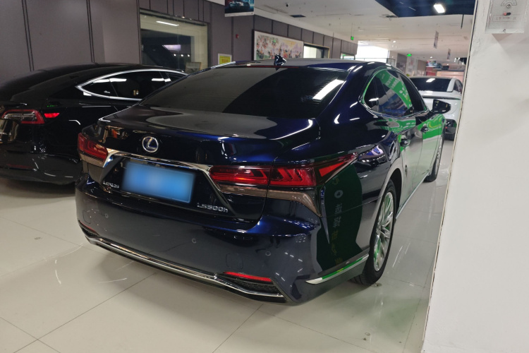 雷克萨斯LS 2021款 500h 豪华版车身外观7