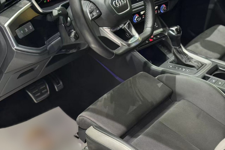 奥迪Q3 2023款 40 TFSI 时尚动感型中控内饰7001