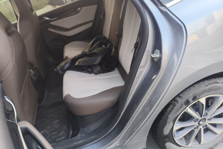 比亚迪 秦PLUS 2024款 荣耀版 DM-i 55KM领先型中控内饰7004