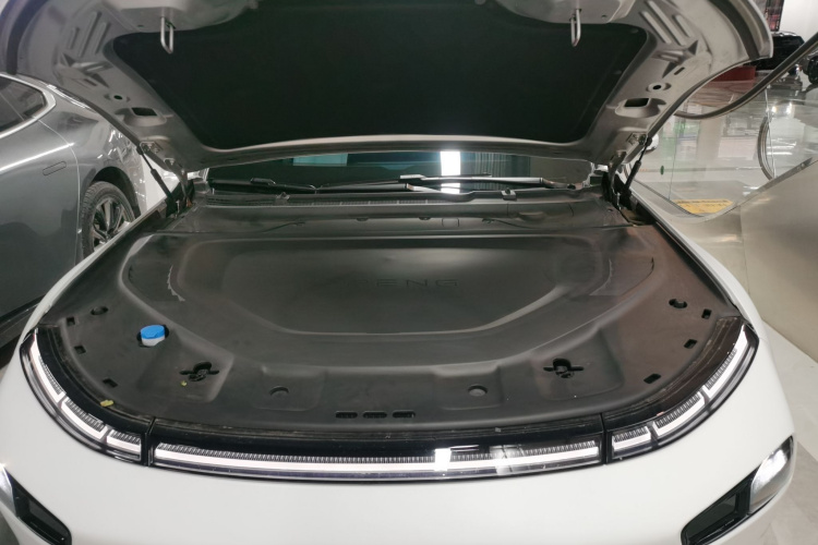 小鹏P7 2023款 P7i 702 Pro机舱底盘24