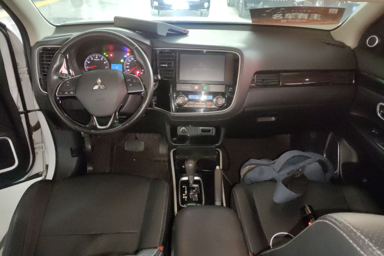 三菱 欧蓝德 2018款 2.0L 两驱荣耀版 5座中控内饰12