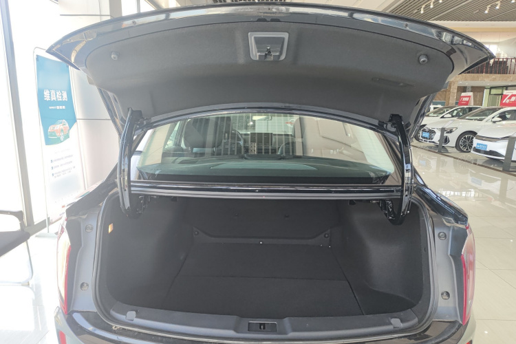 红旗E-QM5 2022款 431km 充电乐享版机舱底盘23