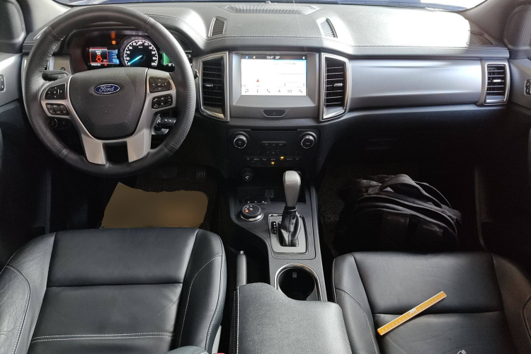 福特 撼路者 2017款 2.0T 汽油自动四驱豪华版 5座中控内饰12