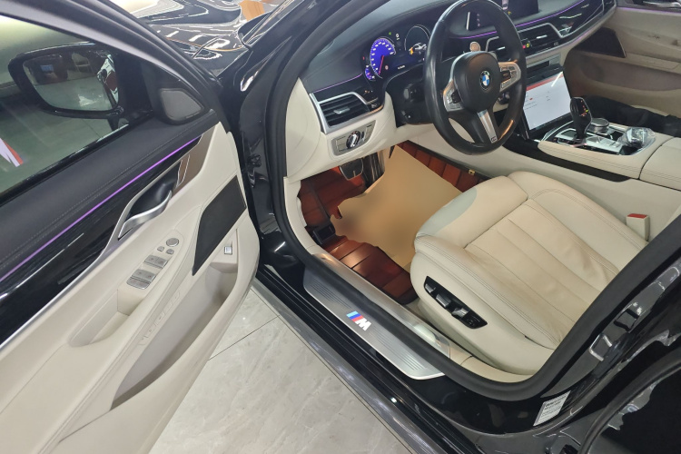 宝马7系 2018款 730Li 领先型 M运动套装中控内饰7003