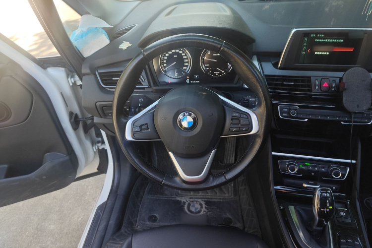 宝马2系多功能旅行车 2019款 220i 领先型局部细节13