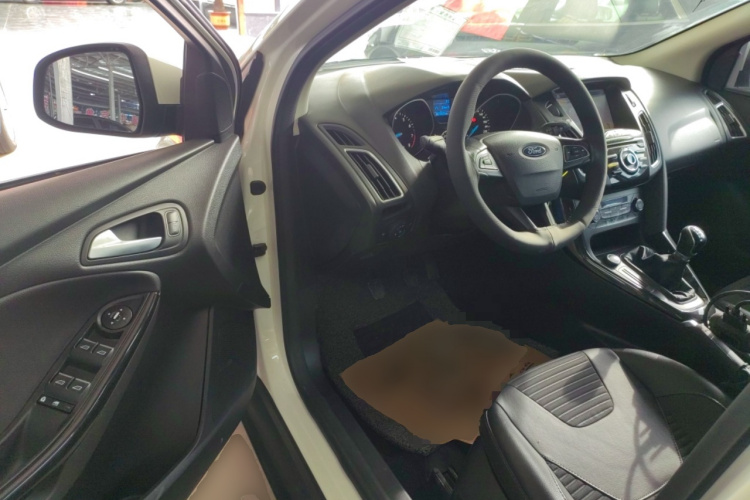 福特 福克斯 2017款 三厢 EcoBoost 125 手动超能风尚型智行版中控内饰20