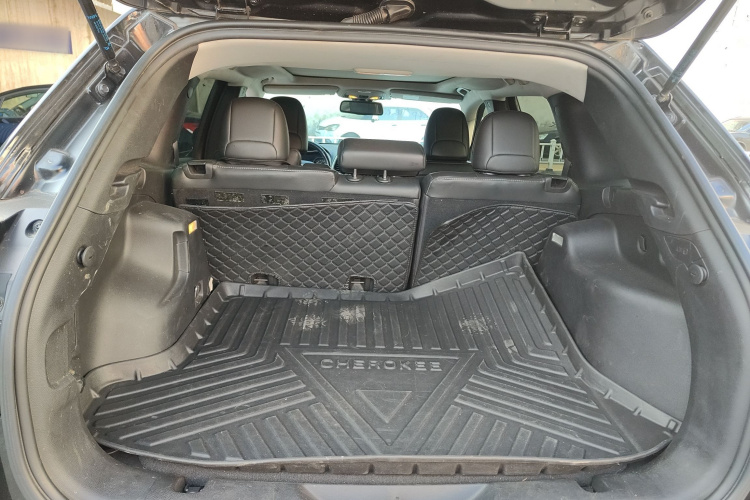 Jeep 自由光 2017款 2.0L 优越版机舱底盘23