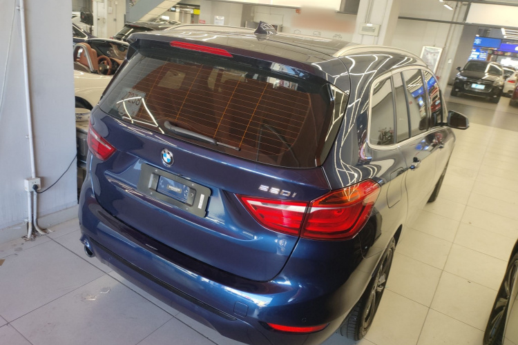 宝马2系多功能旅行车 2018款 220i 尊享型运动套装车身外观7