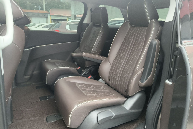 别克GL8 2022款 陆上公务舱 652T 豪华型中控内饰7004