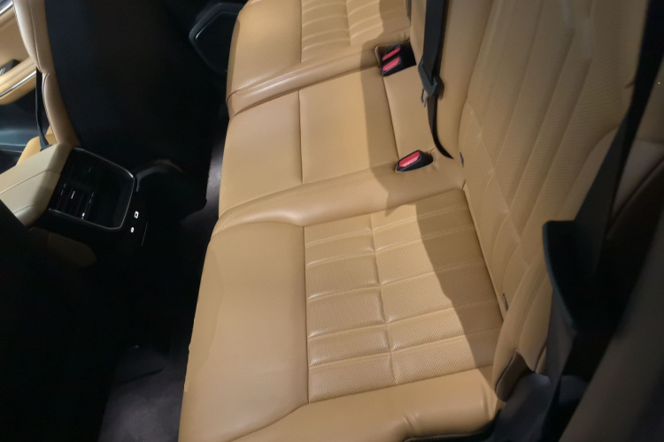 领克09 EM-P 2023款 2.0TD EM-P 远航版PM 七座中控内饰7004