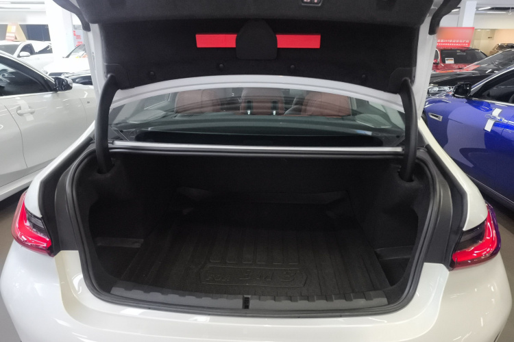 宝马3系 2025款 330Li M运动曜夜套装机舱底盘23