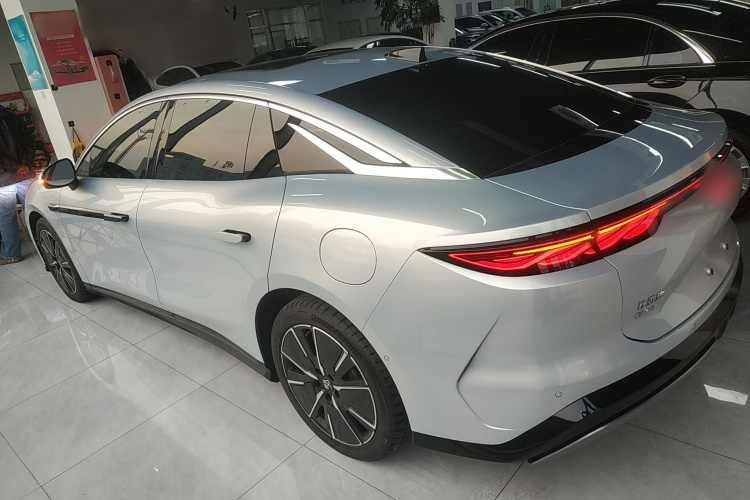 比亚迪 汉L 2025款 DM-i 200KM激光雷达尊享型车身外观4