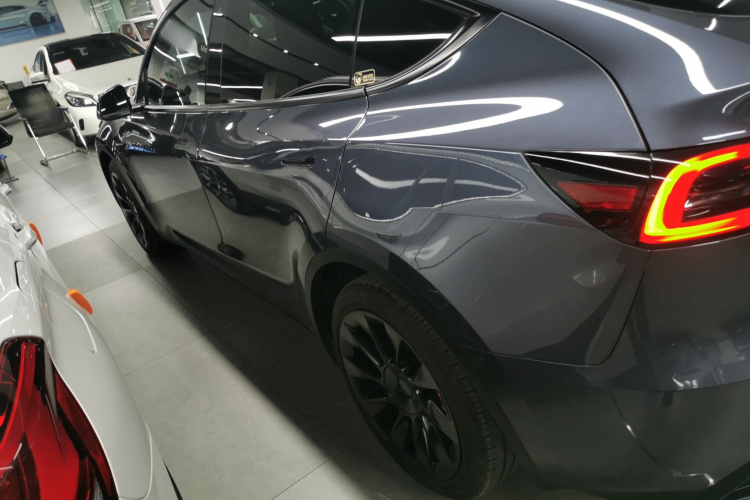 特斯拉 Model Y 2021款 长续航全轮驱动版车身外观4