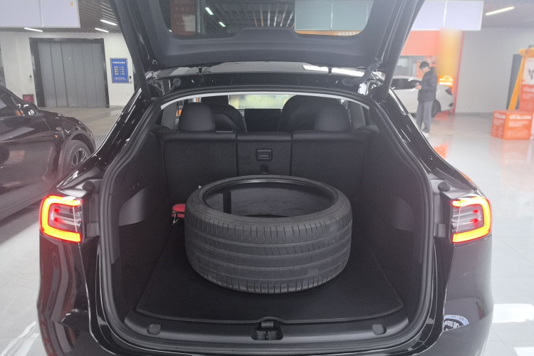 特斯拉 Model Y 2023款 高性能全轮驱动版机舱底盘23