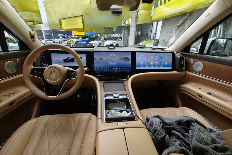 鸿蒙智行 问界M9 2024款 增程 Ultra版 52kWh 5座版中控内饰7001