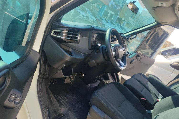 江铃福顺 2023款 2.0T 自动中轴中高顶商运型多功能乘用车7座中控内饰20