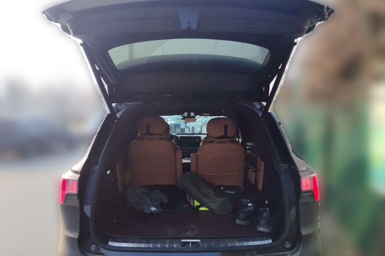 领克09 EM-P 2024款 2.0TD EM-P 四驱HALO 六座中控内饰23