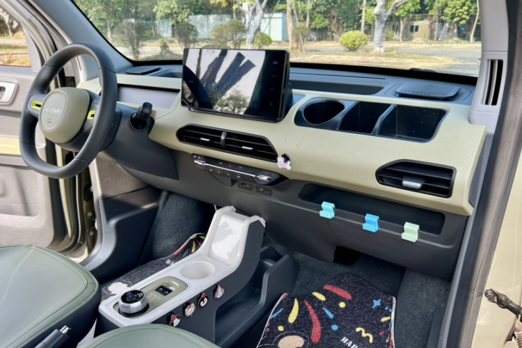 吉利银河 2024款 200km 熊猫骑士中控内饰7011