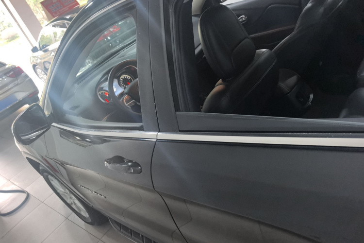 Jeep 自由光 2016款 2.4L 专业智能版车身外观4