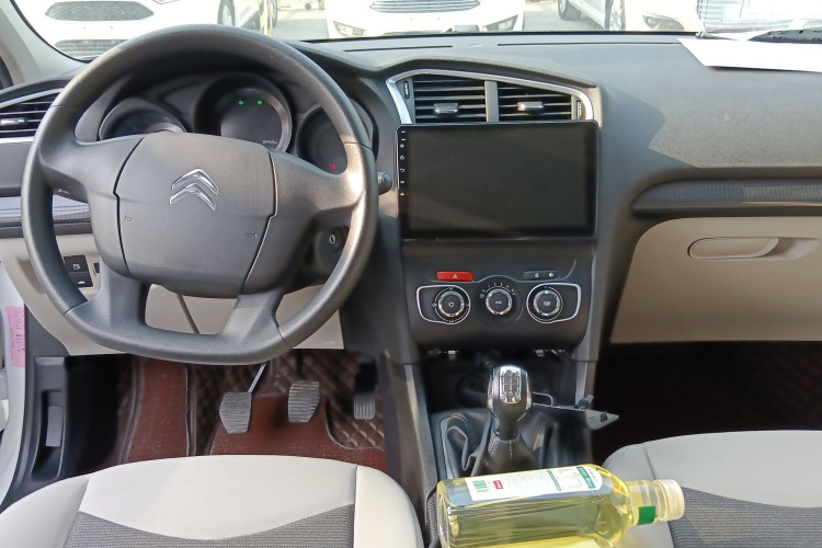 雪铁龙C4L 2015款 1.8L 手动领先版中控内饰7002