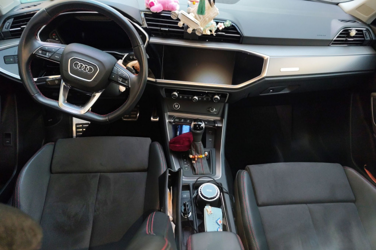 奥迪Q3 2022款 40 TFSI RS套件燃速型中控内饰12